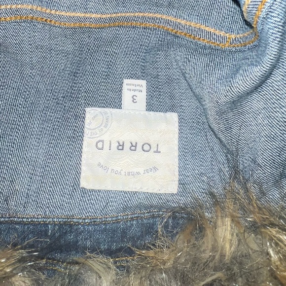 TORRID size 3  18/20 denim jacket w/ removable fur - Picture 5 of 6